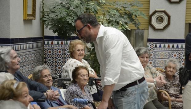 avier Navarro Muelas durante una visita a la Residencia San Víctor de Tomelloso