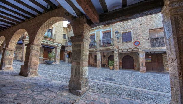 Plaza con soportales en Alquézar (Huesca).