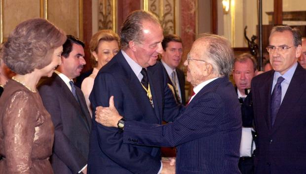 Santiago Carrillo saluda al Rey ante la Reina, Aznar y Guerra, entre otros