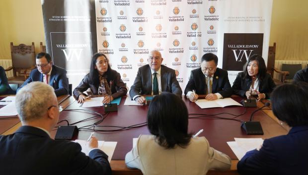 El alcalde de Valladolid, Jesús Julio Carnero, durante la recepción a una delegación de empresas chinas de los ámbitos de la mecánica y la electrónica, organizada por la Oficina Municipal de Proyectos y Atracción de Inversiones del Consistorio, ‘Valladolid Now’.