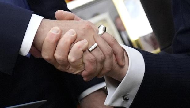 Imagen del apretón de manos entre Trump y Mamdani