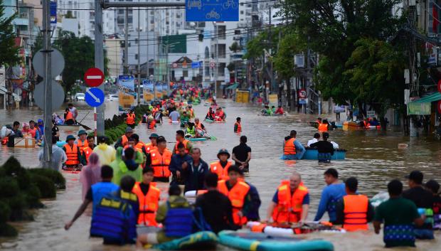 Personas caminando entre las aguas inundadas en Nha Trang, en la provincia costera vietnamita de Khanh Hoa