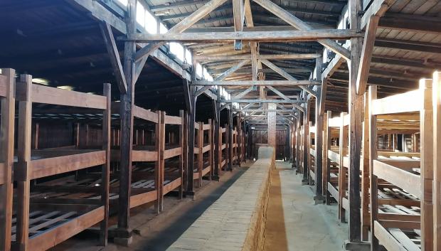 Interior de un barracón del campo de exterminio de Birkenau donde se exponen réplicas de las literas de madera donde dormían los prisioneros