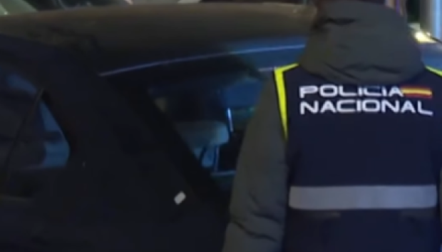 La Policía junto a otro vehículo afectado