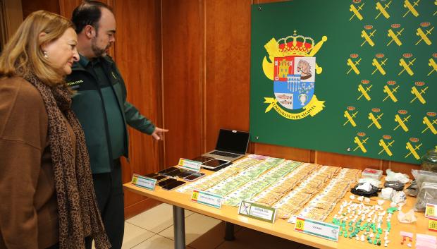 La subdelegada del Gobierno, Marian Rueda, y el teniente coronel de la Guardia Civil, Benito Donate, informan sobre una operación de la benemérita