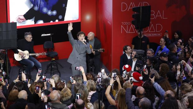 El cantante ha interpretado dos villancicos ante la atenta mirada de los viajeros