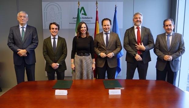 Firma de convenio entre la Consejería de Fomento y Andalucía Logistics