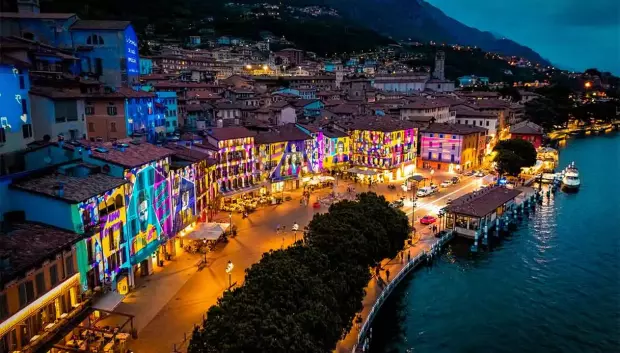 Vista nocturna del pueblo italiano "de la luz".