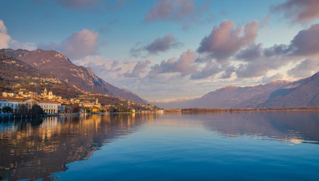 Preciosa vista del lago Iseo desde Lovere.