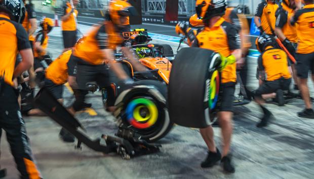 El piloto británico de McLaren, Lando Norris, conduce su coche de vuelta a boxes