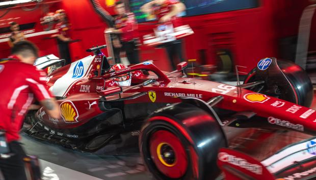 El piloto monegasco de Ferrari, Charles Leclerc, sale del garaje con su coche durante la primera sesión de entrenamientos libres