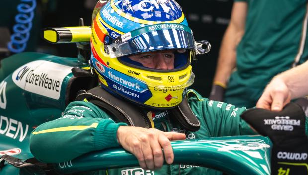 El piloto español de Aston Martin, Fernando Alonso, se sube a su coche durante la primera sesión de entrenamientos libres previa al Gran Premio de Qatar