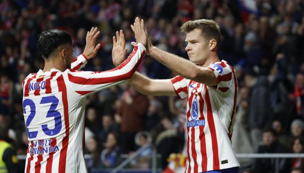 Alexander Sorloth (d) celebra con Nico González tras marcar el segundo gol ante el Oviedo