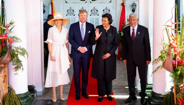 Los Reyes de Países Bajos en Suriname