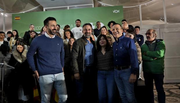 Santiago Abascal y el candidato de Vox en Extremadura, Óscar Fernández (1d), en un mitin en Navalmoral de la Mata