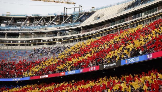 Aficionados en el Camp Nou momentos antes del partido entre el Barcelona y el Deportivo Alavés