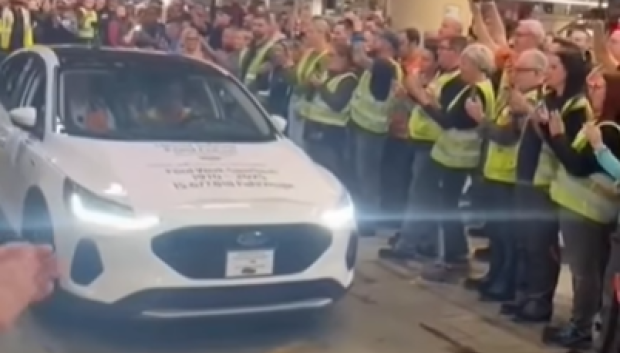 Los trabajadores hacen el paseillo al coche
