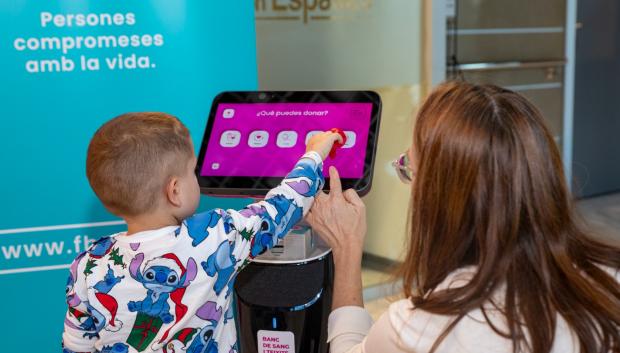 El robot cuenta con una pantalla táctil de alta definición