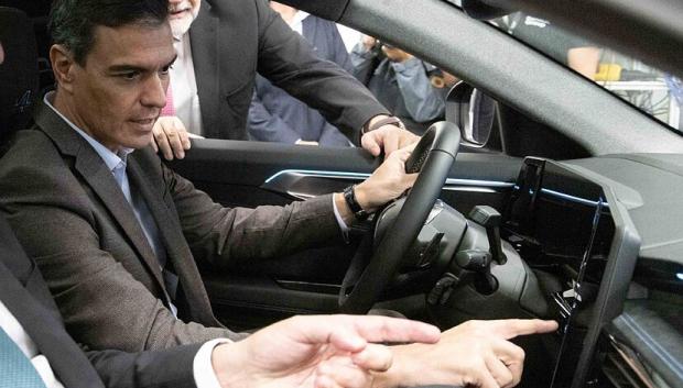 Pedro Sánchez al volante de un coche eléctrico