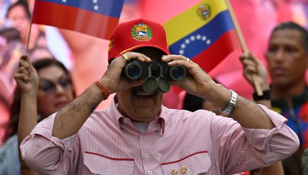 El presidente de Venezuela, Nicolás Maduro, mira a través de binoculares durante un mitin en Caracas