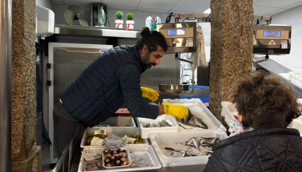 Manolo atendiendo a una clienta
