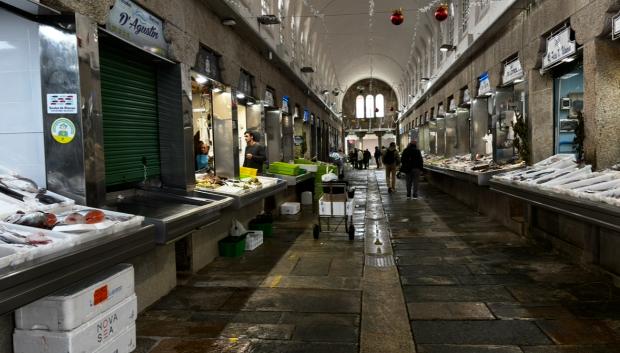La nave 4 de la Plaza de Abastos dedicada al marisco y pescado