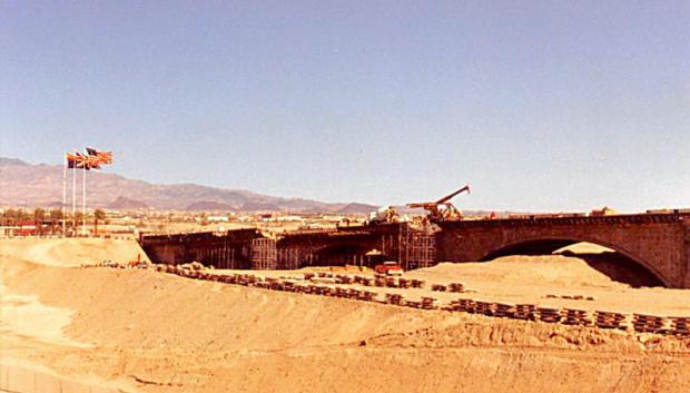 El nuevo puente London Bridge de Rennie durante su reconstrucción en Lake Havasu City, Arizona, marzo de 1971.