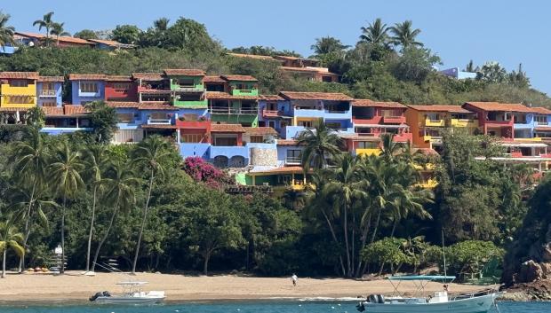 Casitas de colores en la costa.