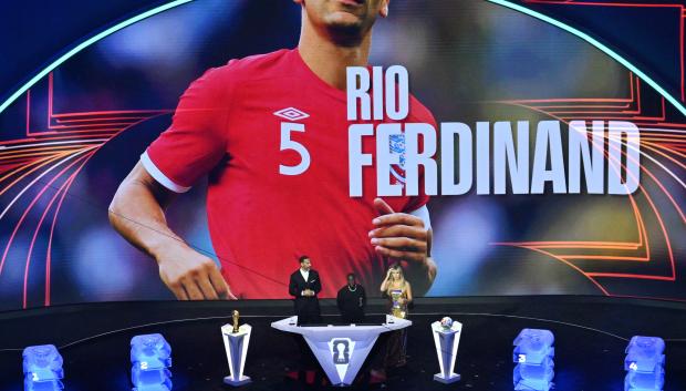 Rio Ferdinand condujo el sorteo de las bolas del Mundial