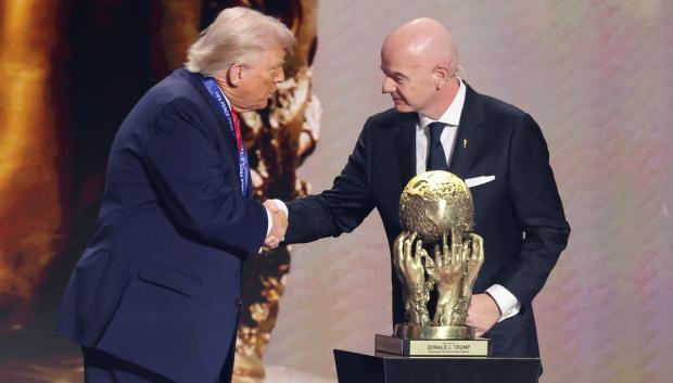 Momento de la entrega del premio de la FIFA a Trump