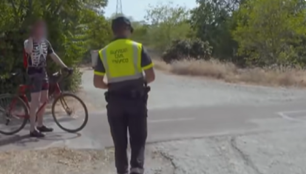Los agentes en un control en un carril bici