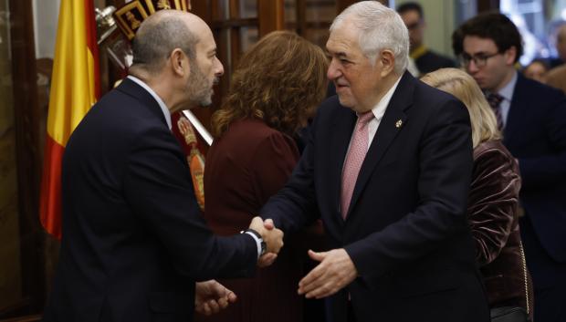 El presidente del Tribunal Constitucional saluda al del Senado