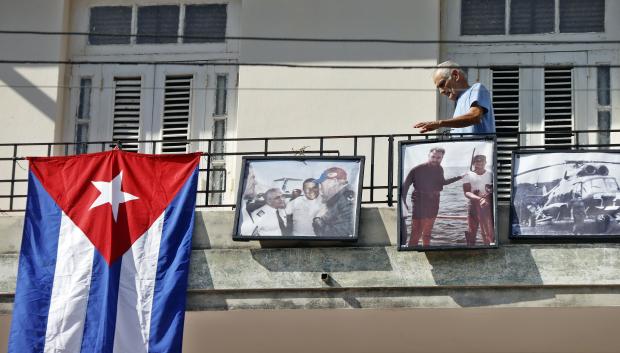 Un balcón con fotos de los dictadores