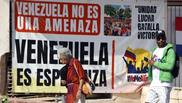 Una de las pancartas en las calles de La Habana