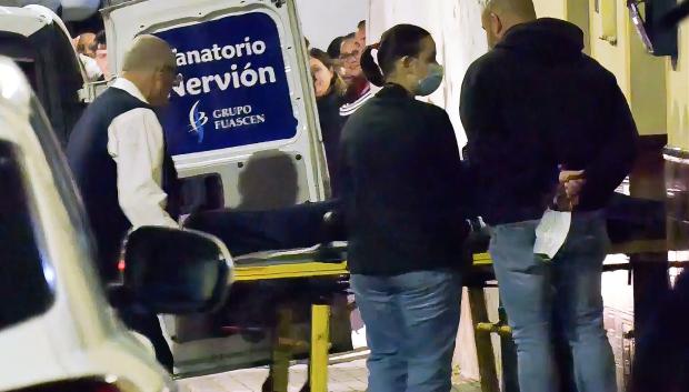 Según informó el subdelegado del Gobierno en Sevilla, Francisco Toscano, la mujer, de 30 años, presentaba signos de violencia por uso de arma blanca.