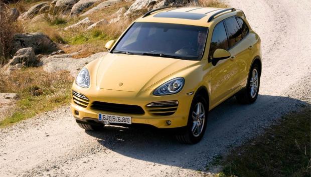 Porsche Cayenne y amarillo, lo tiene todo para que le paren