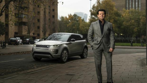 McGovern junto al Evoque su mejor creación