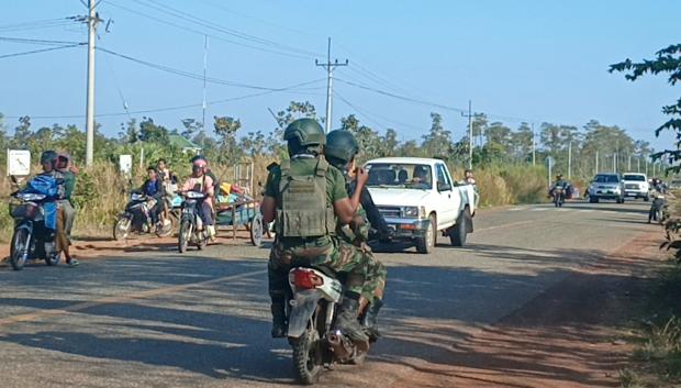 Soldados camboyanos viajan en su motocicleta en la frontera entre Camboya y Tailandia en la provincia de Preah Vihear