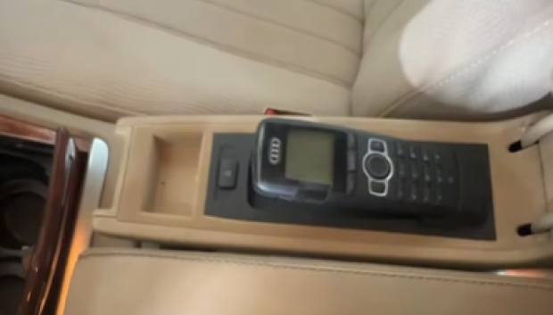 El interior tenía hasta teléfono