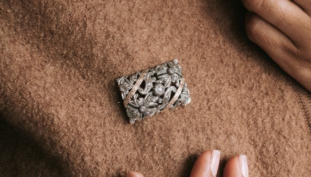 Broche de finales del siglo XIX de oro amarillo y plata en motivos vegetales con 19 diamantes de talla antigua