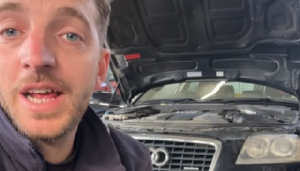 El mecánico está intentando venderlo