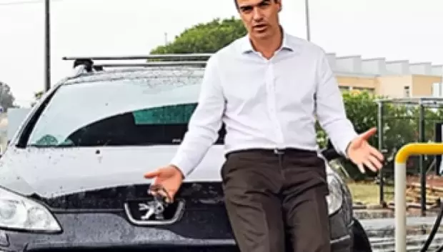 Sánchez junto al Peugeot en el famoso vídeo del PP