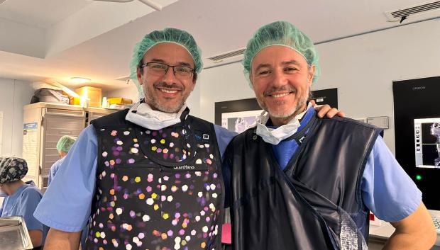 El doctor Pedro Llinás junto al Dr. Gustavo Martín, quien se ha trasladado desde Argentina para recibir formación en cirugía endoscópica biportal de columna en la Unidad de Neurocirugía del Grupo Policlínica