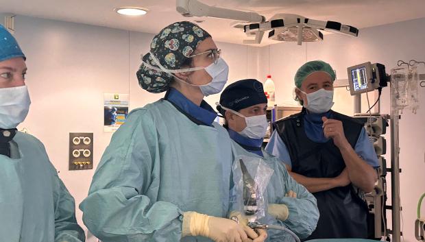 Cirujanos de distintos países del mundo acuden a la Unidad de Neurocirugía del Grupo Policlínica para aprender, estandarizar procedimientos y trasladar a sus centros el abordaje de la técnica
