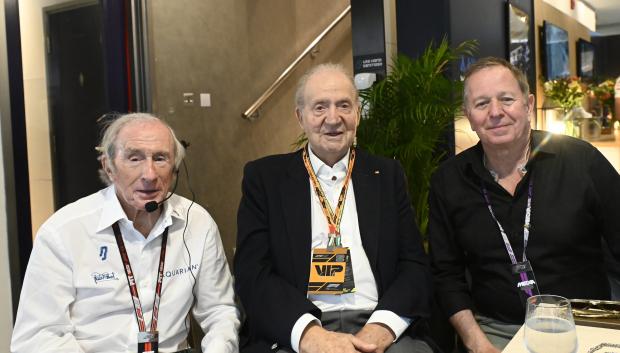 El Rey Juan Carlos I, junto al británico Jackie Stewart, Campeón del mundo de F1 y el británico Martin Brundle, ex piloto britanico de F1, este sábado en el Gran Premio de Fórmula Uno de Abu Dabi, Emiratos Árabes Unidos, este sábado. EFE/ Rubio RV Racing Press ***SOLO USO EDITORIAL/SOLO DISPONIBLE PARA ILUSTRAR LA NOTICIA QUE ACOMPAÑA (CRÉDITO OBLIGATORIO)***