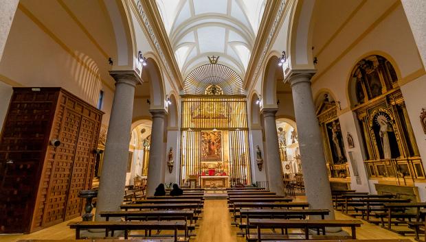 Nave central vista desde los pies del templo