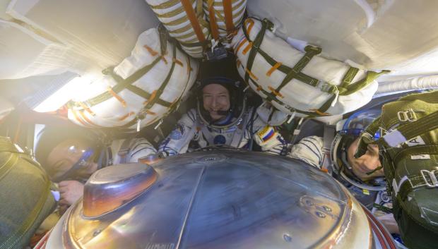 Una foto proporcionada por la NASA muestra al astronauta de la NASA de la Expedición 73, Jonny Kim (izq.), y a los cosmonautas de Roscosmos, Sergey Ryzhikov (centro), y Alexey Zubritsky, dentro de la nave espacial Soyuz MS-27 tras aterrizar