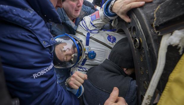 Una fotografía proporcionada por la NASA muestra al astronauta de la NASA Jonny Kim recibiendo ayuda para salir de la Soyuz MS-27