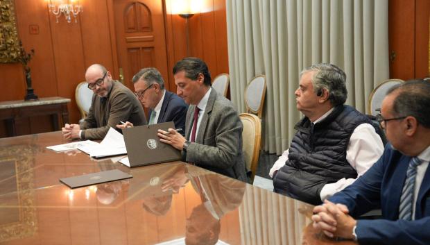 Firma del convenio entre el Ayuntamiento de Córdoba y la Fundación ONCE