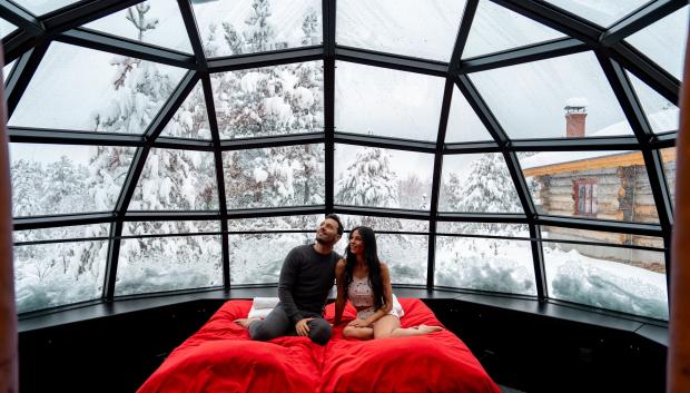 Pareja de recién casados en un iglú del Kakslauttanen Arctic Resort.